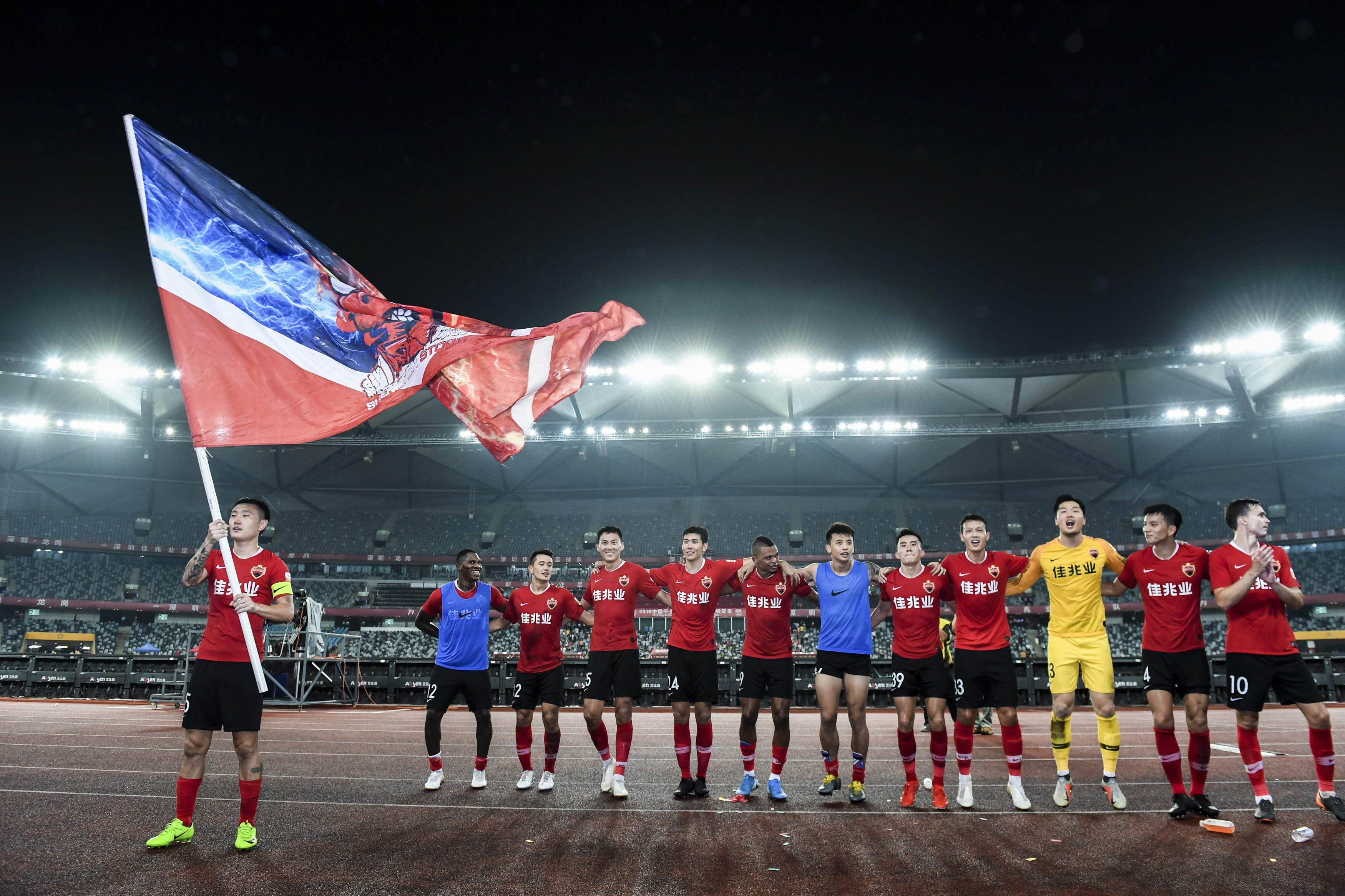 关于大连主场战胜富力，取得关键胜利的信息