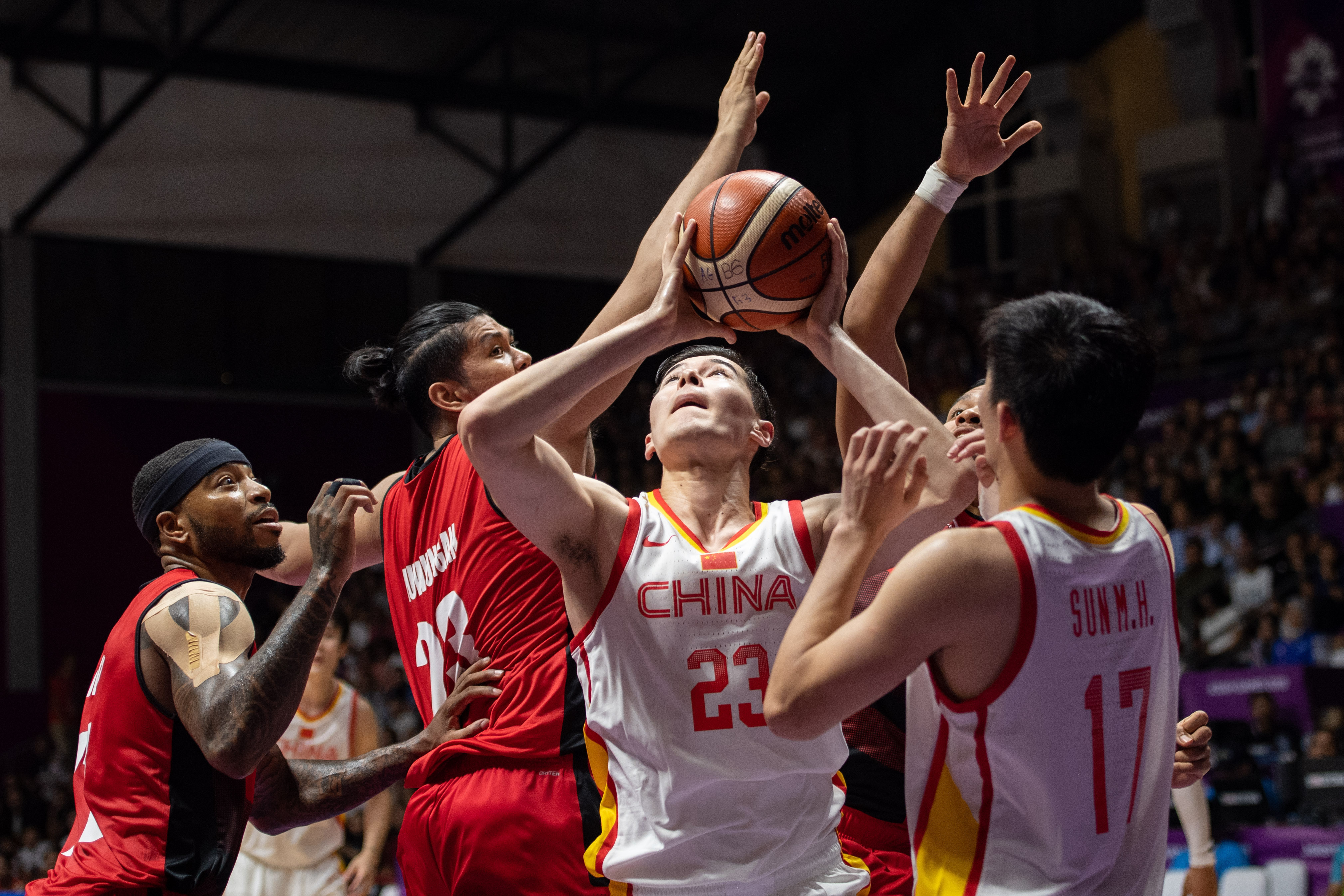 本土球星表现抢眼，国内篮球赛氛围盛大的简单介绍