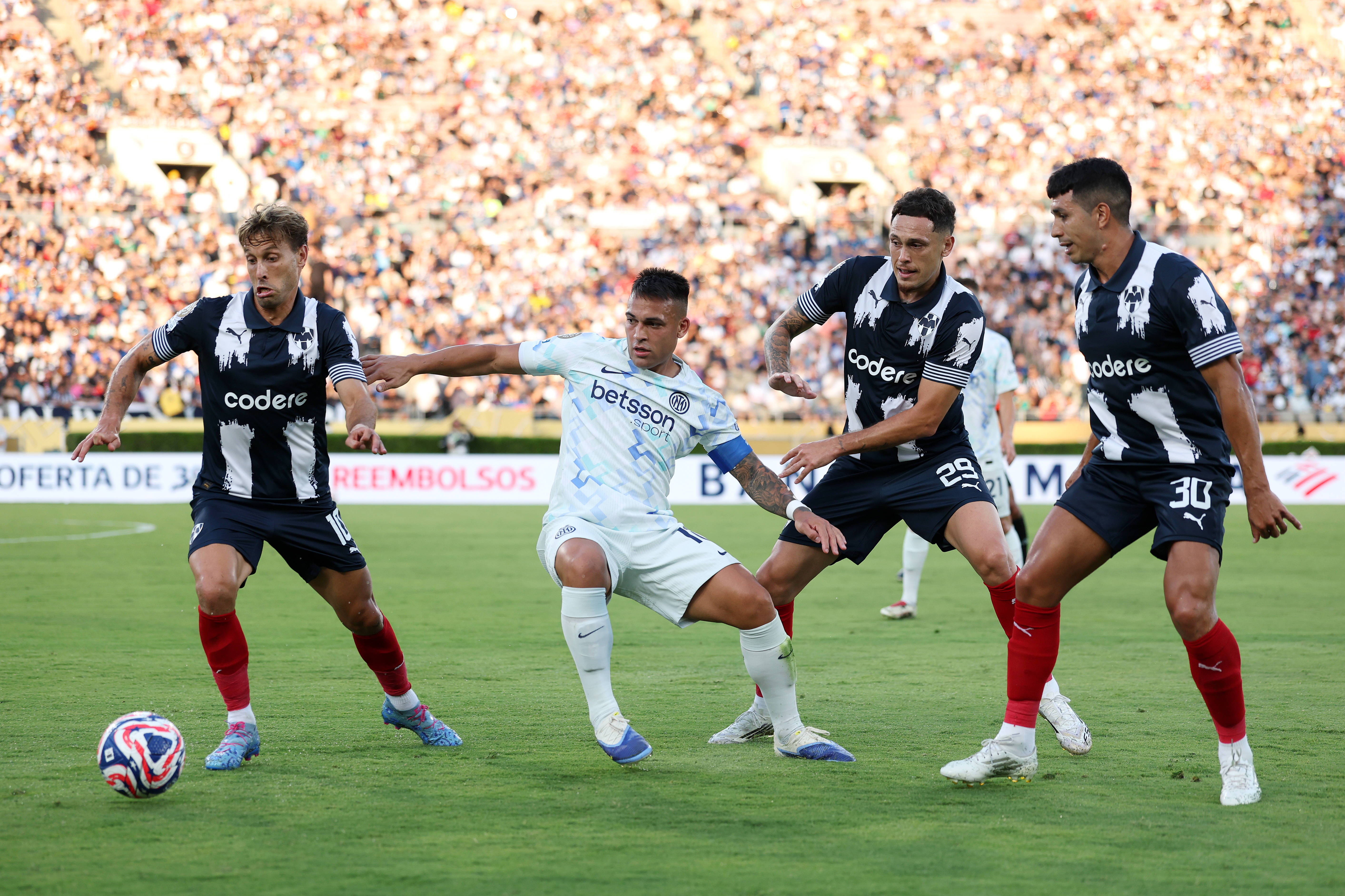 守门员神勇发挥，助球队保持不败