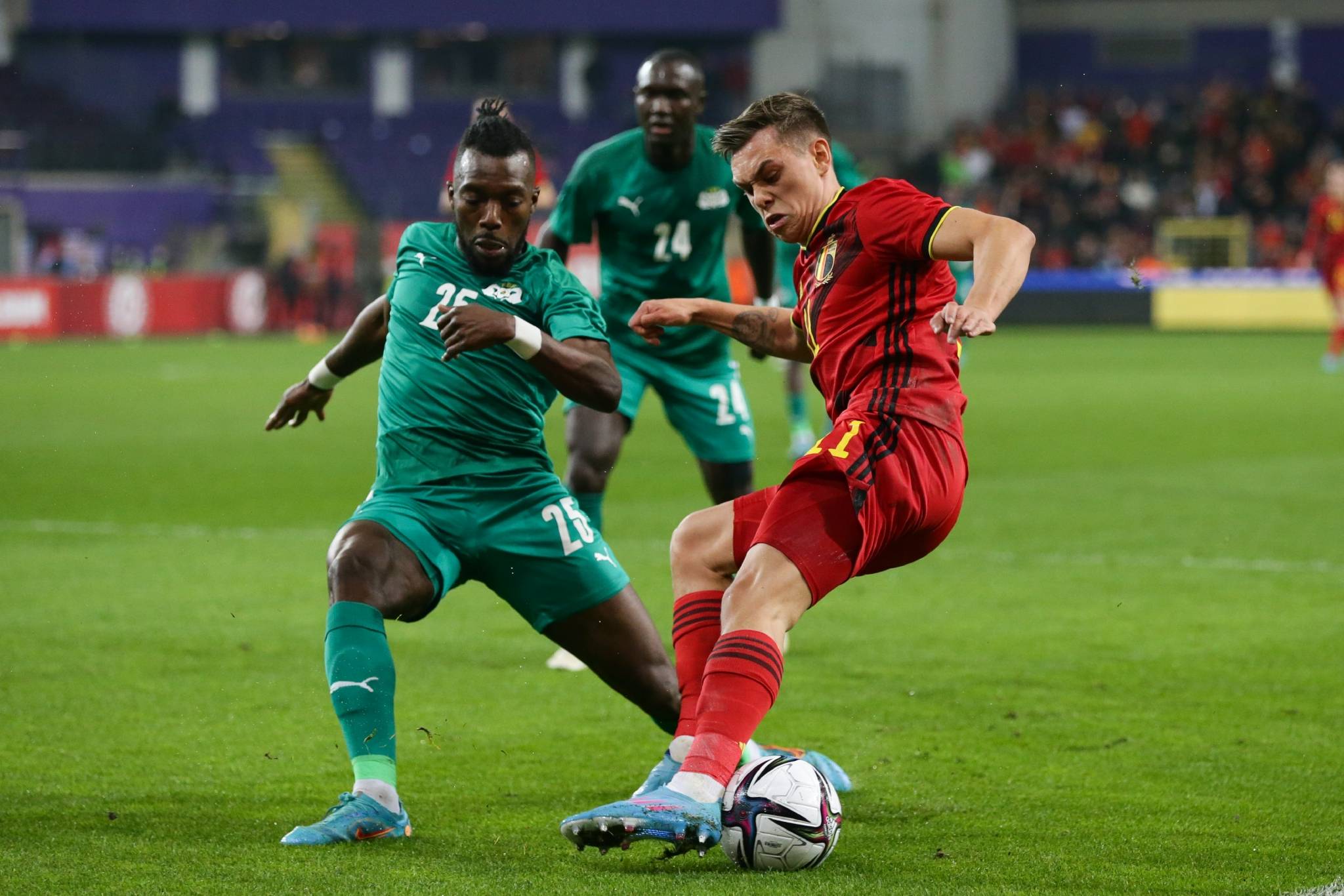 开云APP-比利时足球队在国际赛中斩获胜利，取胜