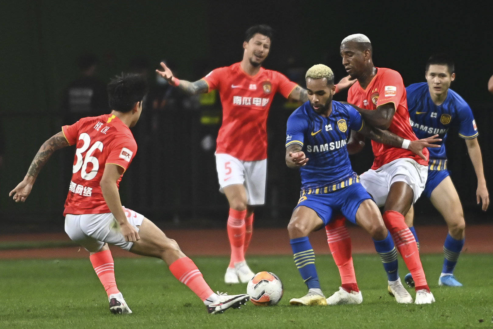 上港成功卫冕冠军，江苏苏宁跻身前四的简单介绍