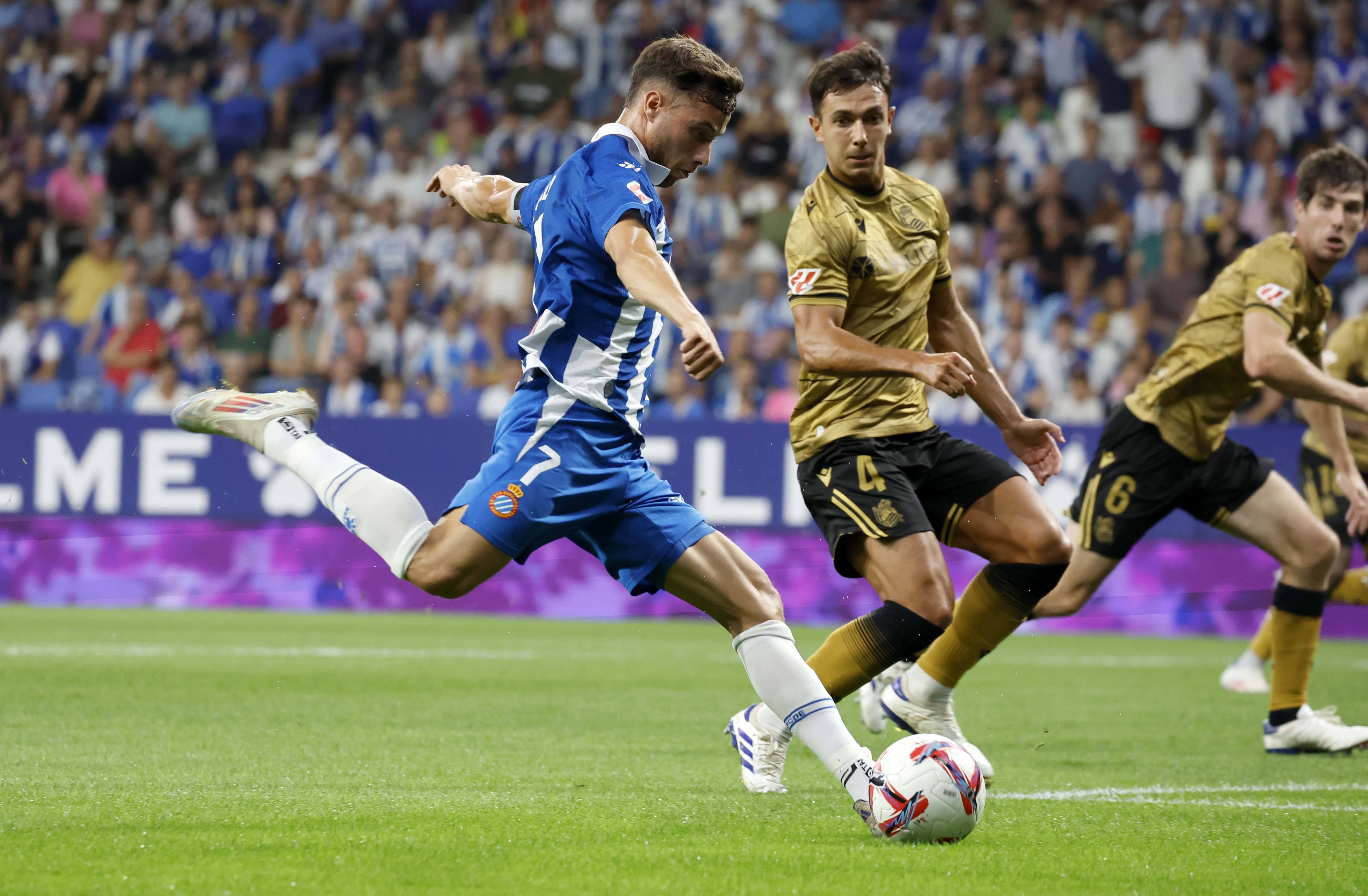 足球比赛风云激荡，球队备受关注