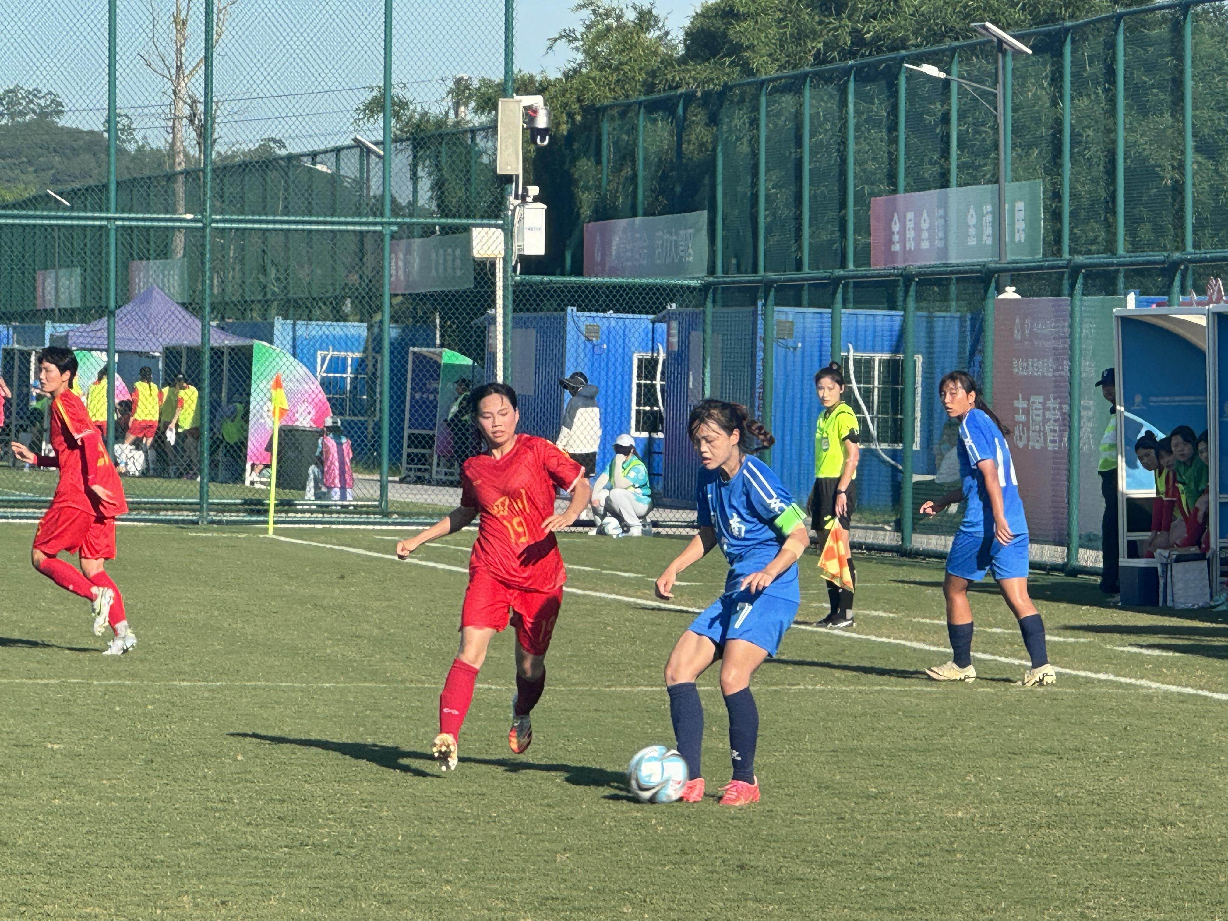 足球赛事高潮迭起，引发热议