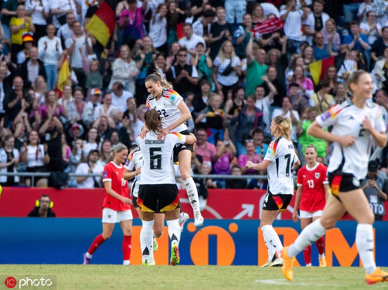 包含斯洛文尼亚取得关键胜利，欧洲杯预选赛形式喜人的词条