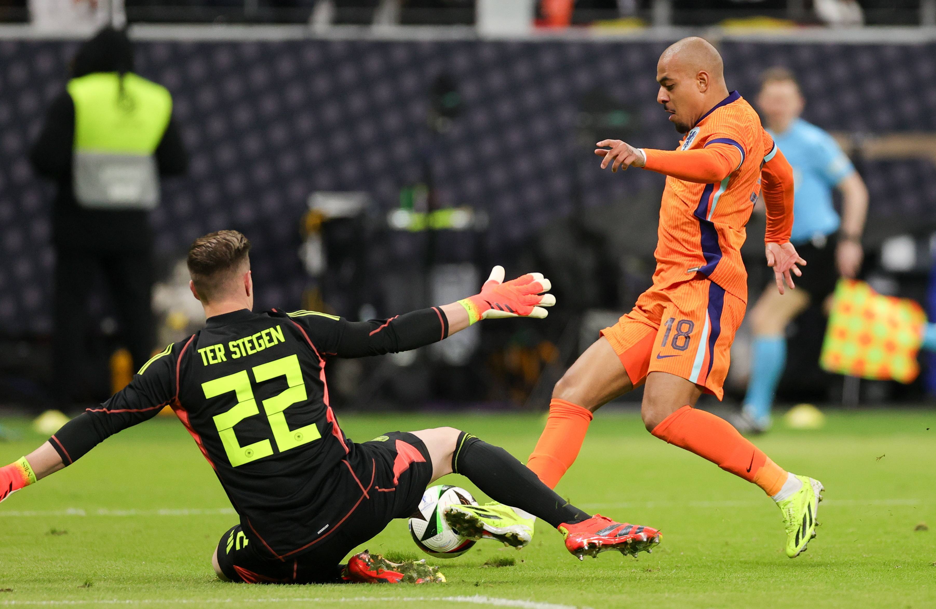 荷兰队球员发挥出色，轻松击败对手