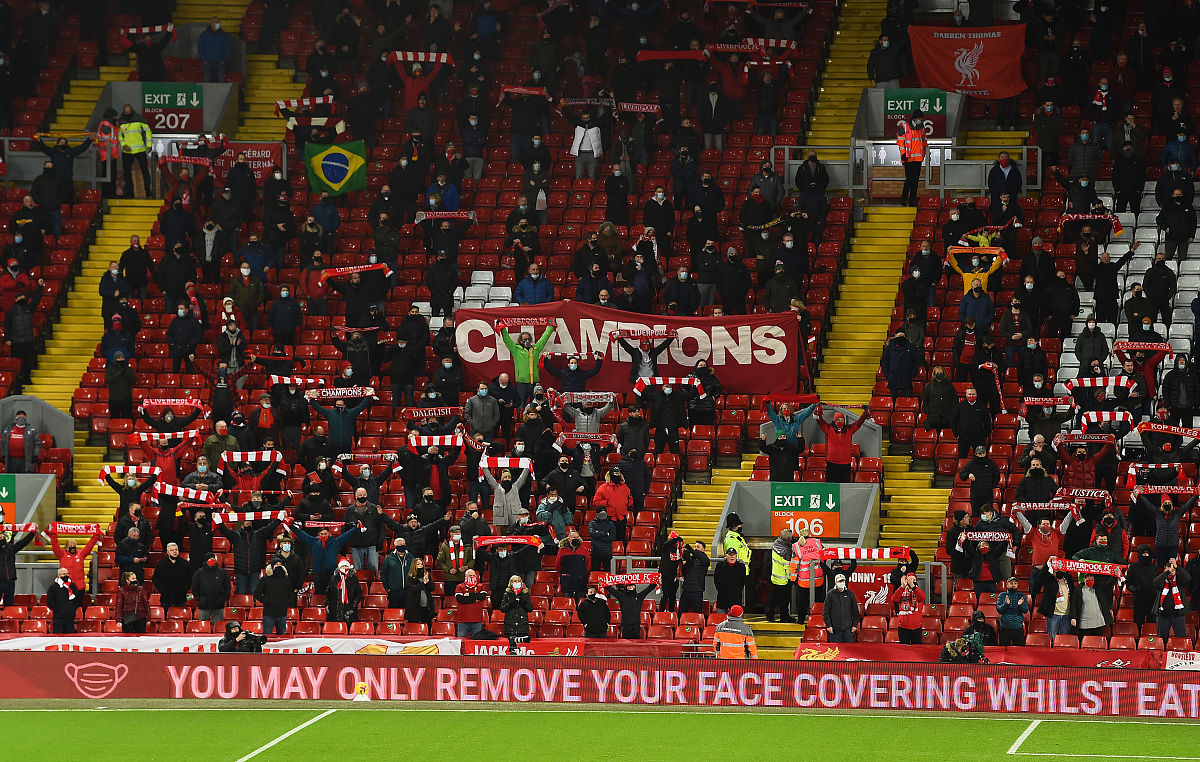 汉诺威客场逆转弗赖堡，全队庆祝胜利的简单介绍