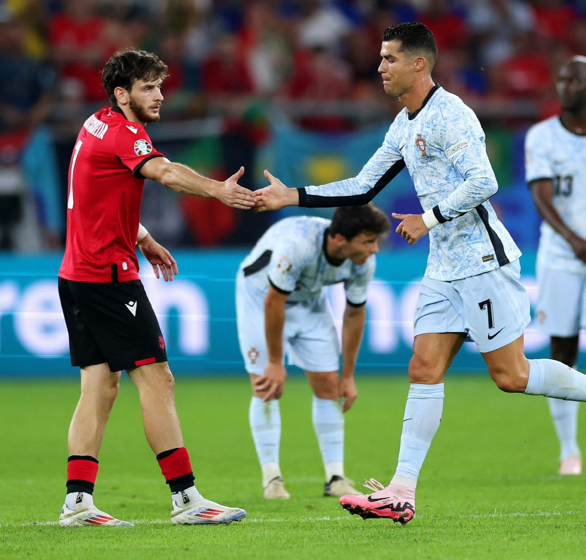 英格兰队成功晋级，乌克兰队痛失晋级机会的简单介绍