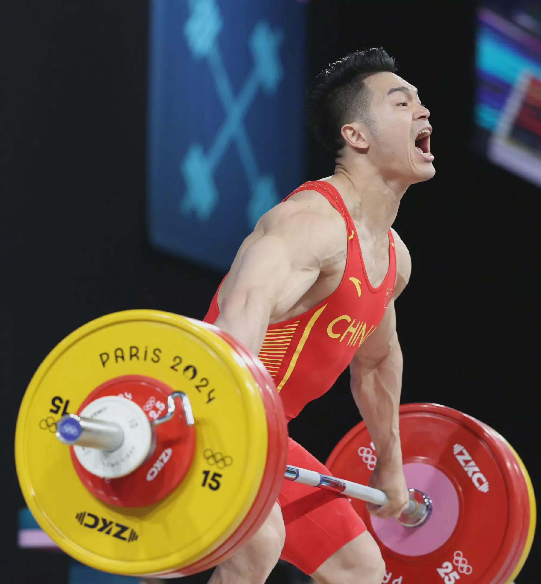 顽强拼搏！运动员不畏强敌夺冠