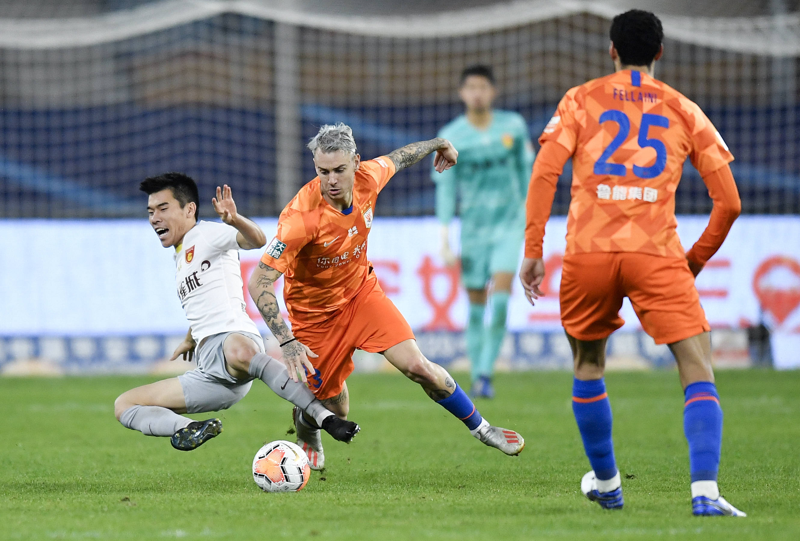 包含贵州高速赢山东鲁能，决胜近在中队的词条