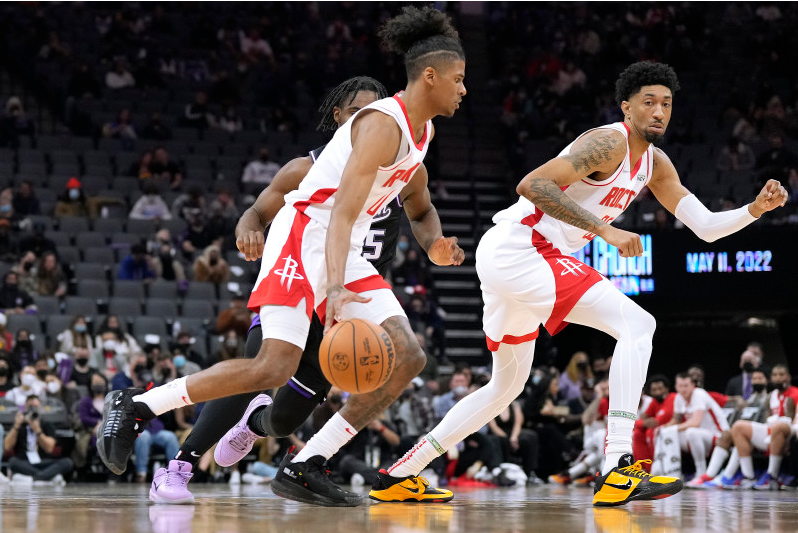 包含太阳继续领跑西部，稳固榜首位置的词条