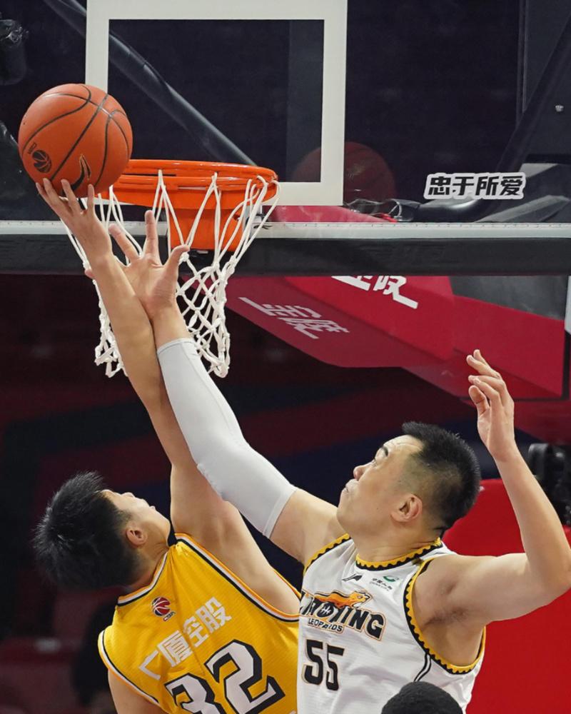 球队核心球员意外遭遇伤病困扰