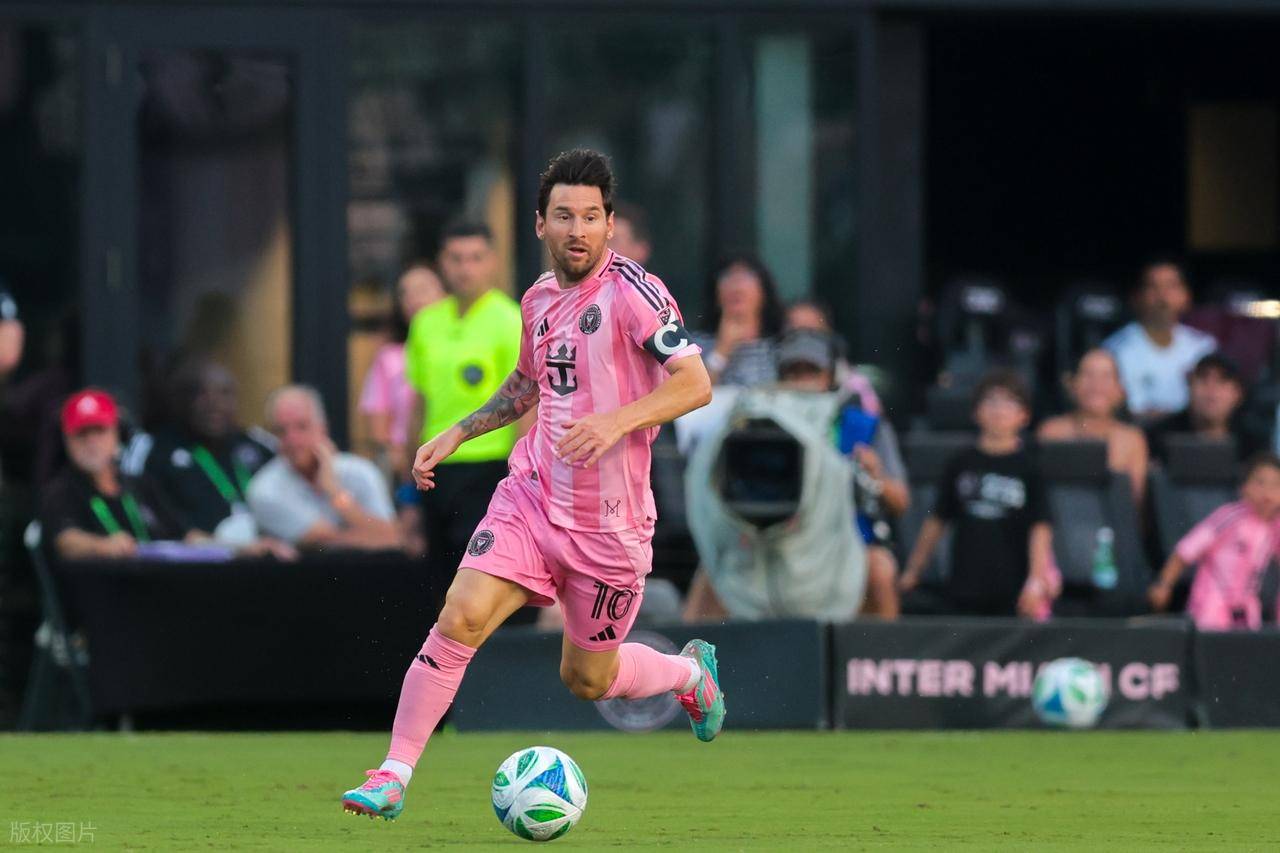 包含梅西帽子进球，尤文图斯主场轻取曼联的词条