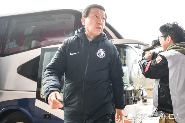 开云APP-关于一支传统豪门俱乐部换帅，球迷猜测未来走向的信息