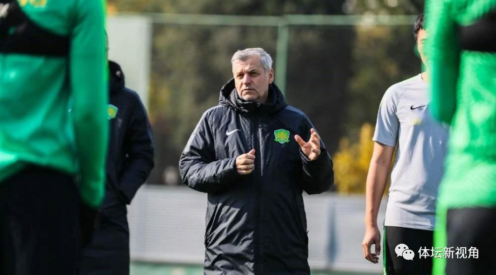 关于一支传统豪门俱乐部换帅，球迷猜测未来走向的信息