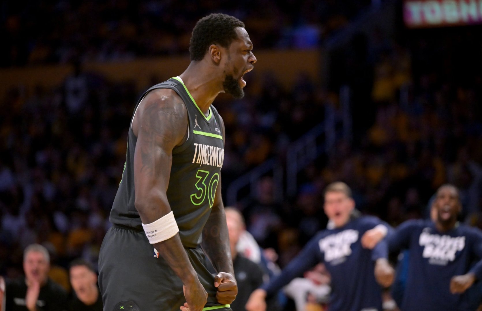 开云体育登录-狼队表现抢眼，成功力挫对手的简单介绍