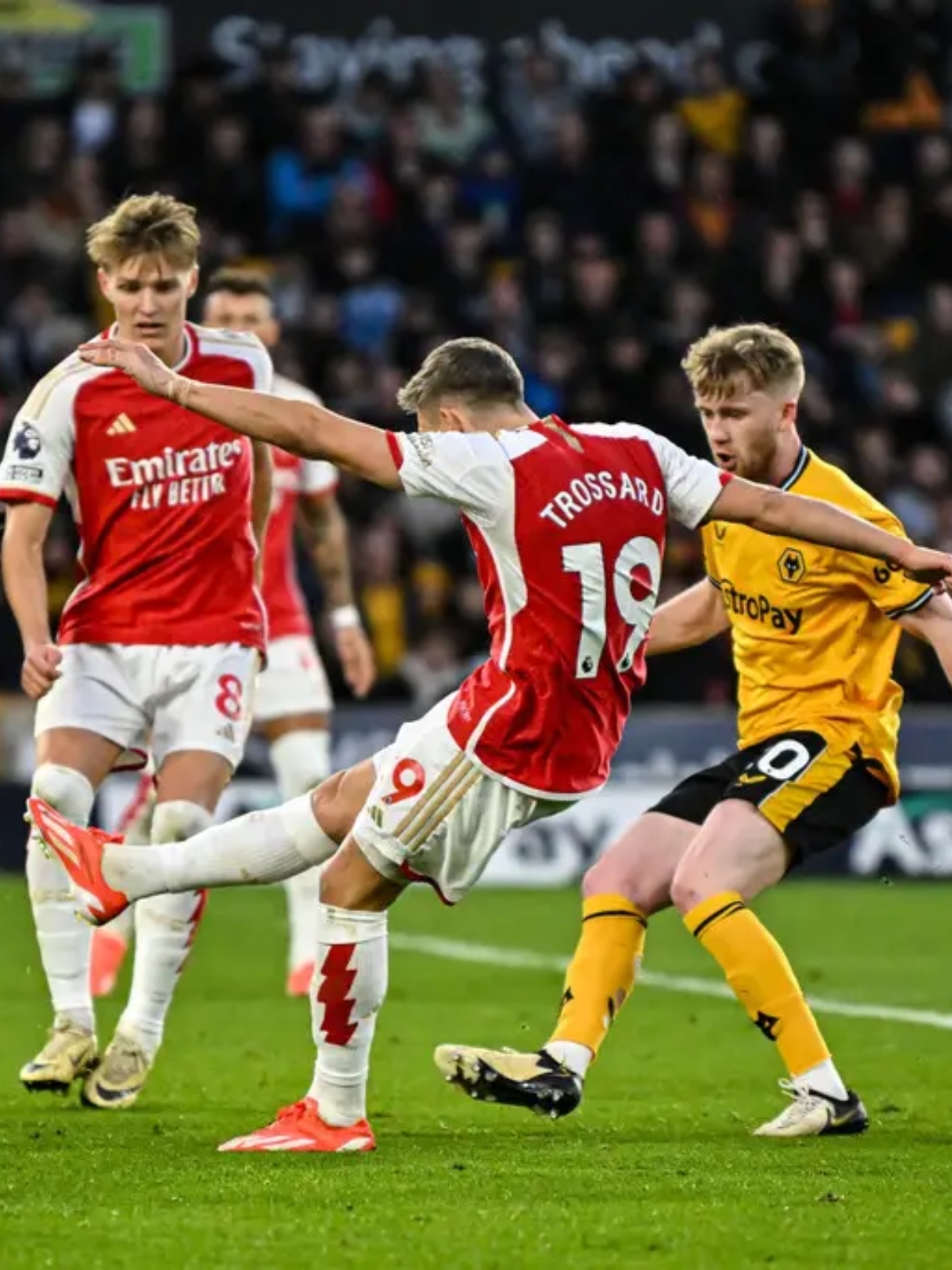 开云体育app-狼队实力浮出水面，一跃成为英超黑马