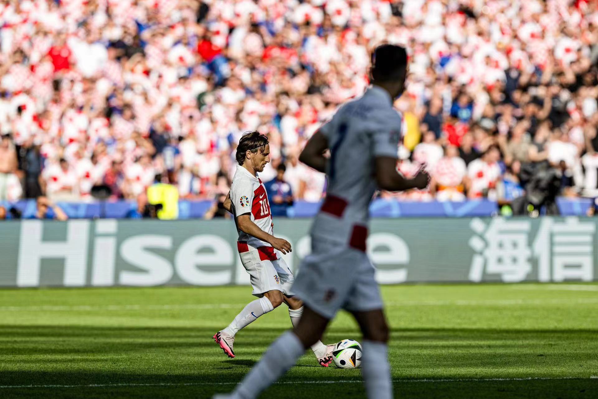 包含西班牙队大胜晋级下一轮的词条