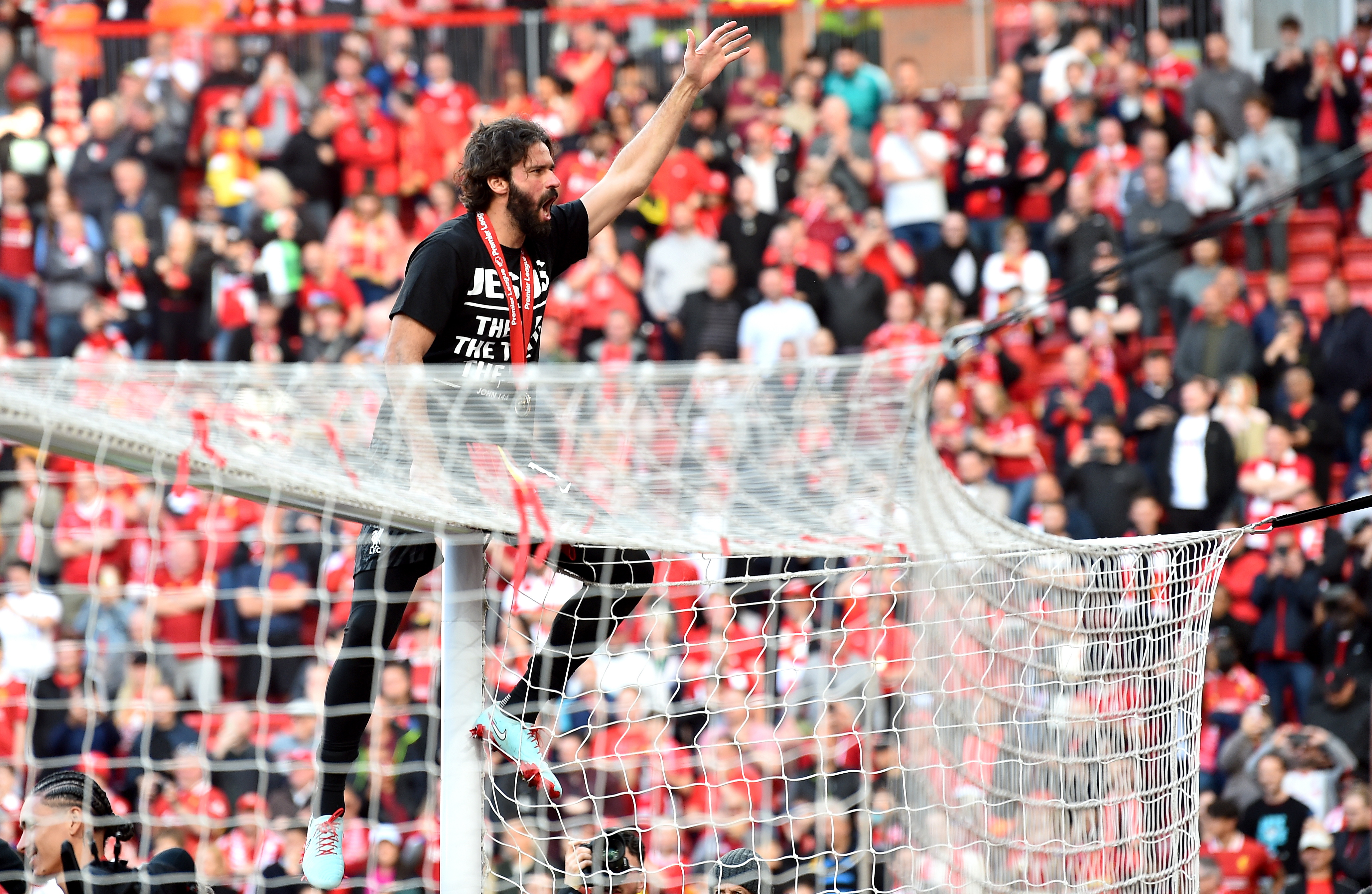 上海举行篮球比赛，利物浦表现惊险的简单介绍