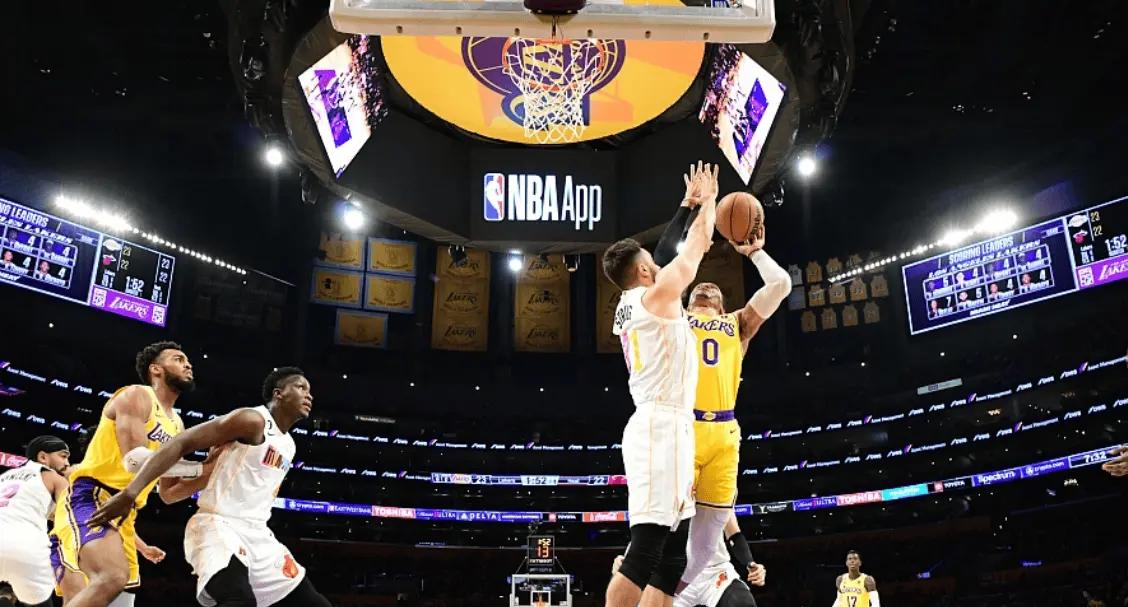 开云体育登录-湖人队全队集体劳逸结合训练