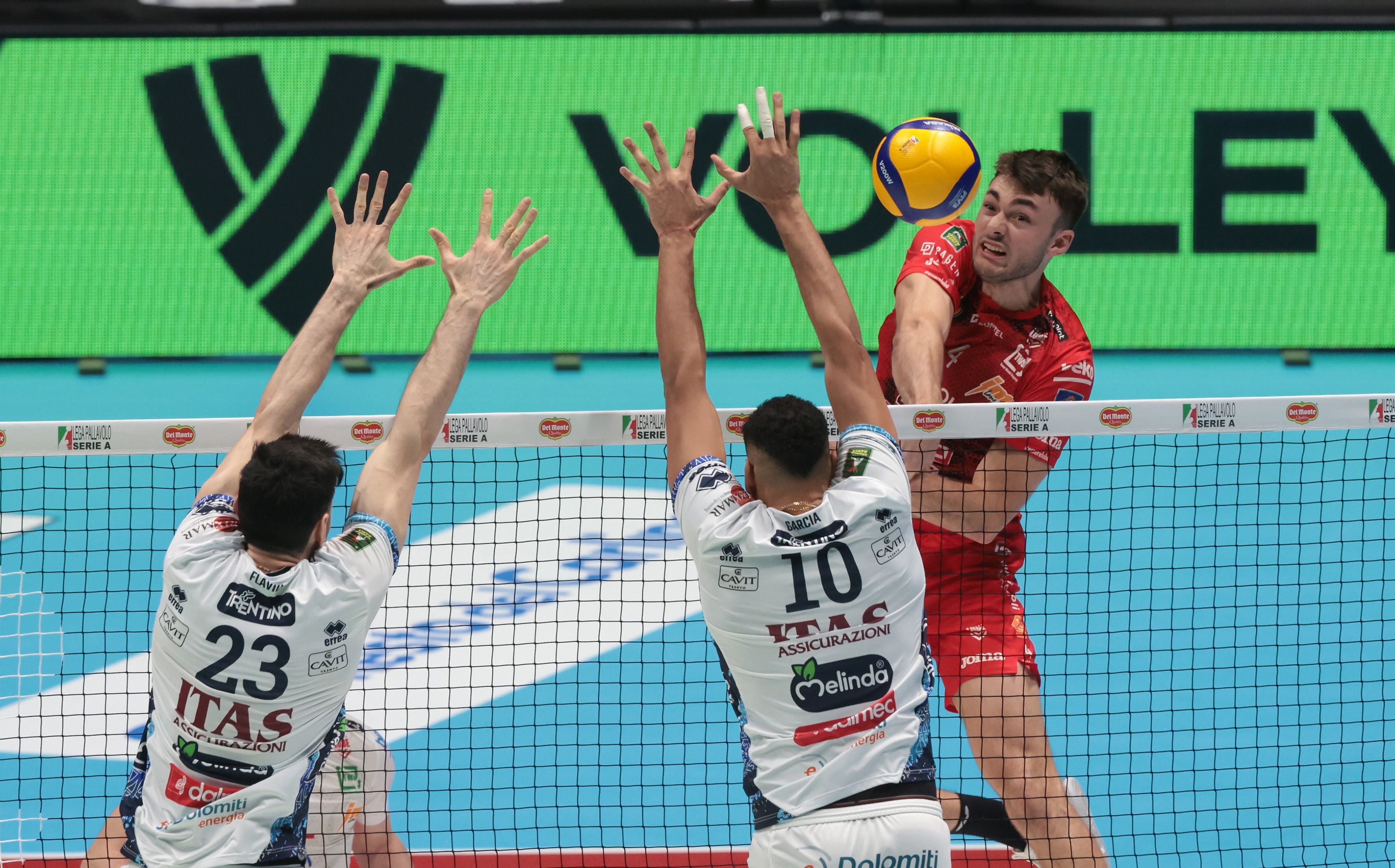 诺维奇惨遭大败，英超升降级之争激烈的简单介绍