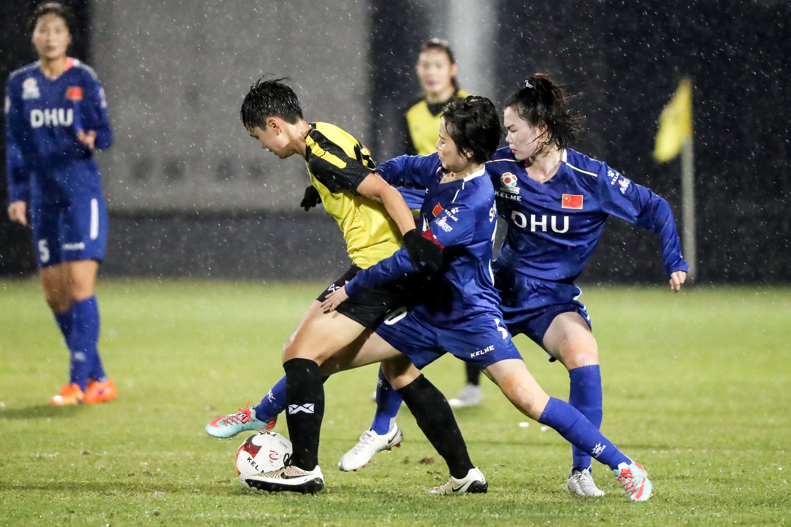 世界足球比赛中，女队员积极拼搏