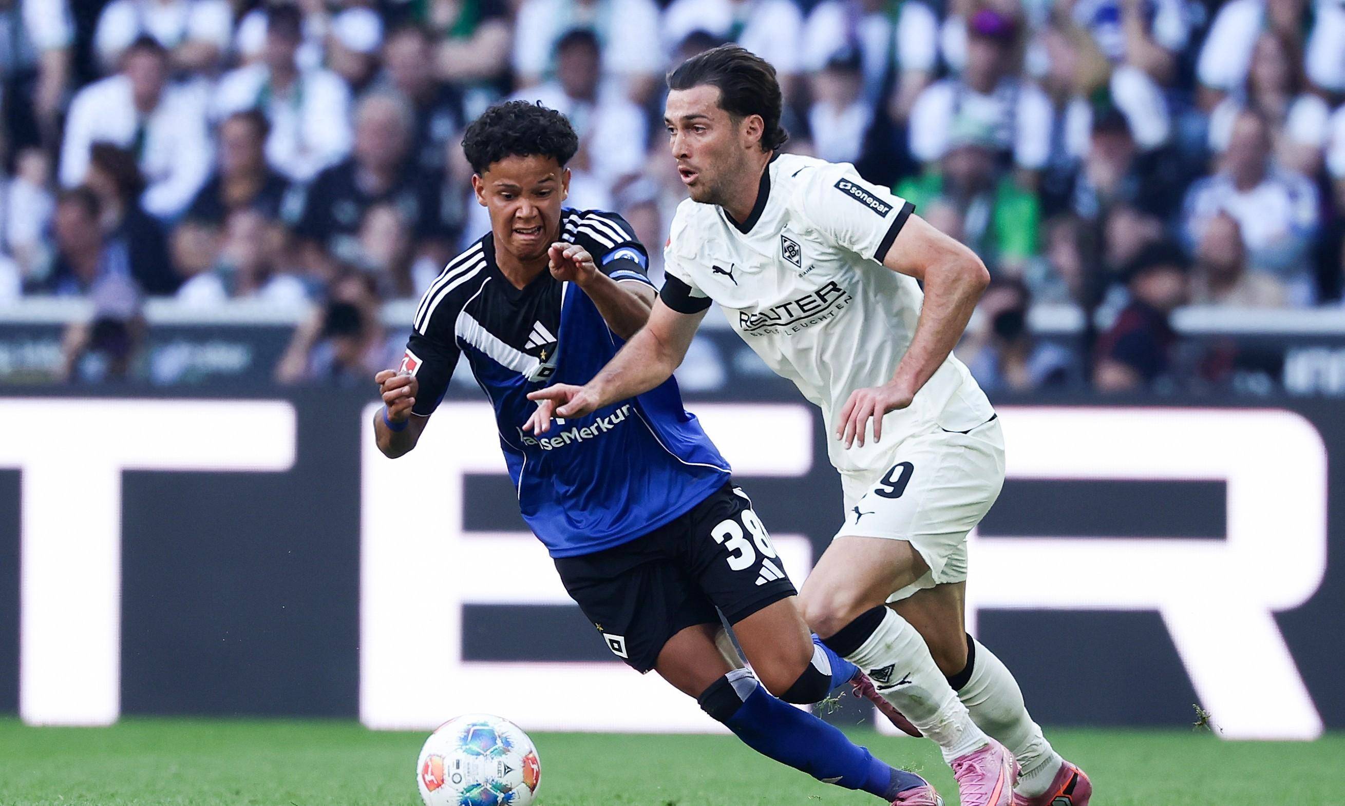 意甲排名榜首赛事精彩，赛场争夺激烈