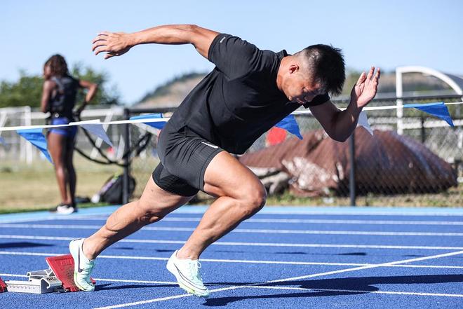 开云体育官方网站-运动员们在场上全力奔跑，力争一胜