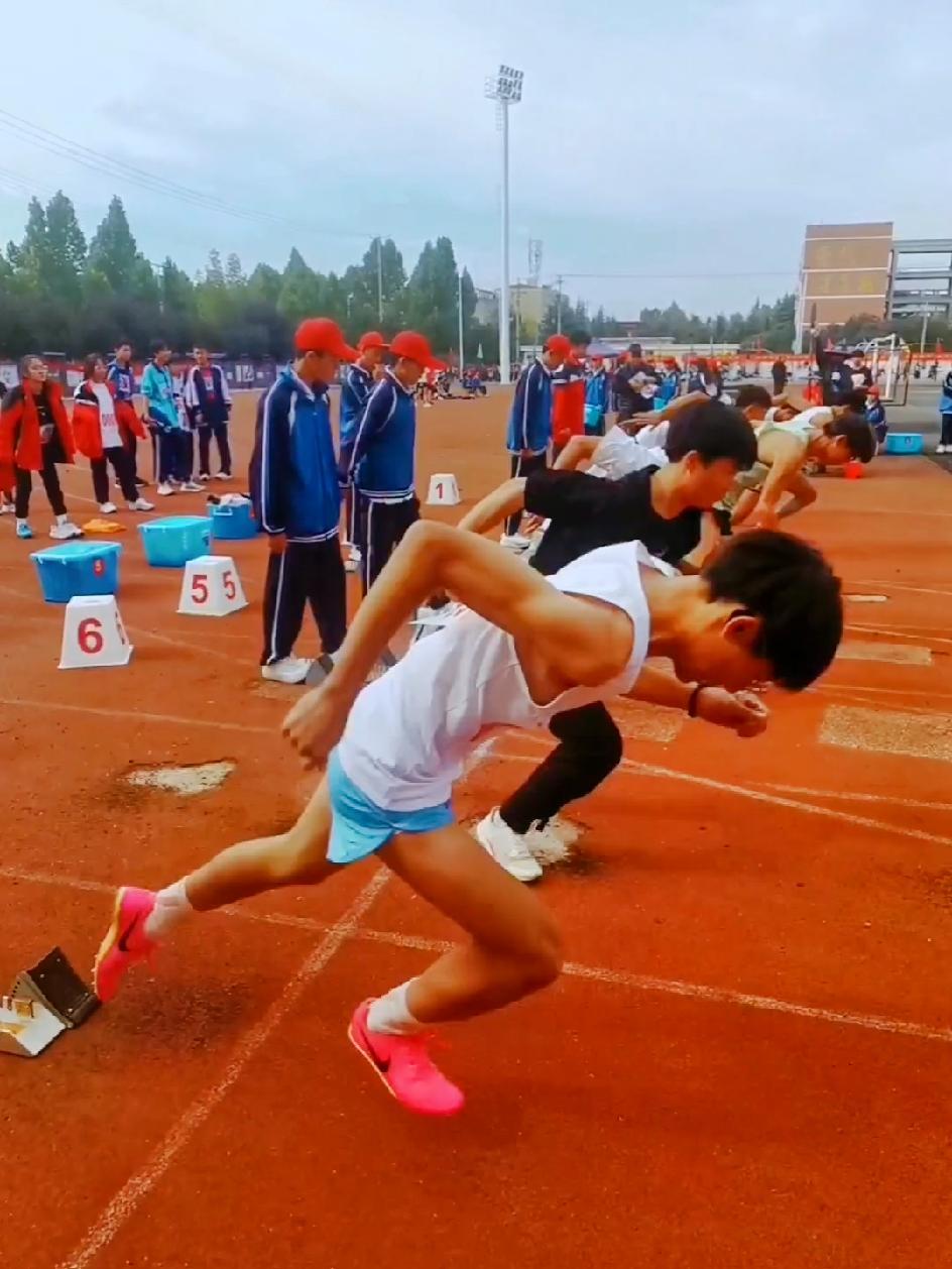 运动员们在场上全力奔跑，力争一胜