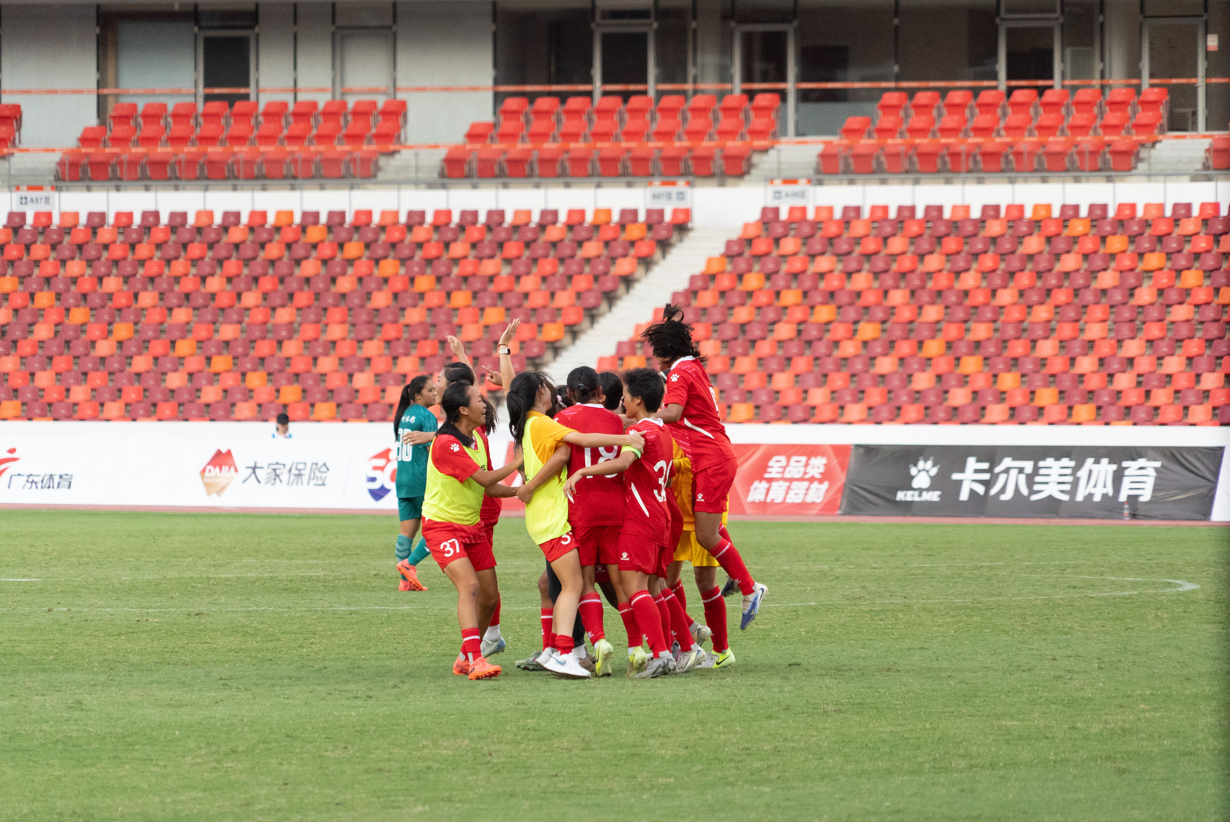 开云体育在线-束手观看：女足运动员飒爽出场的简单介绍