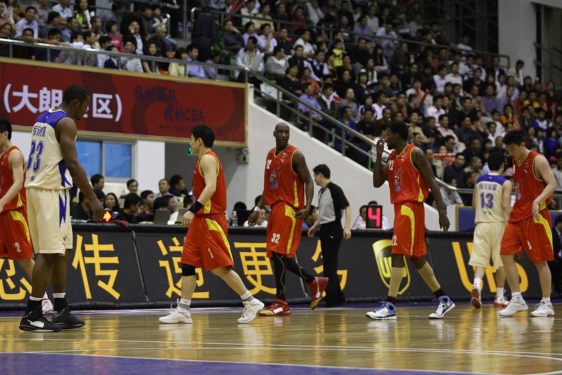 激动人心的篮球联赛战况引发热议！