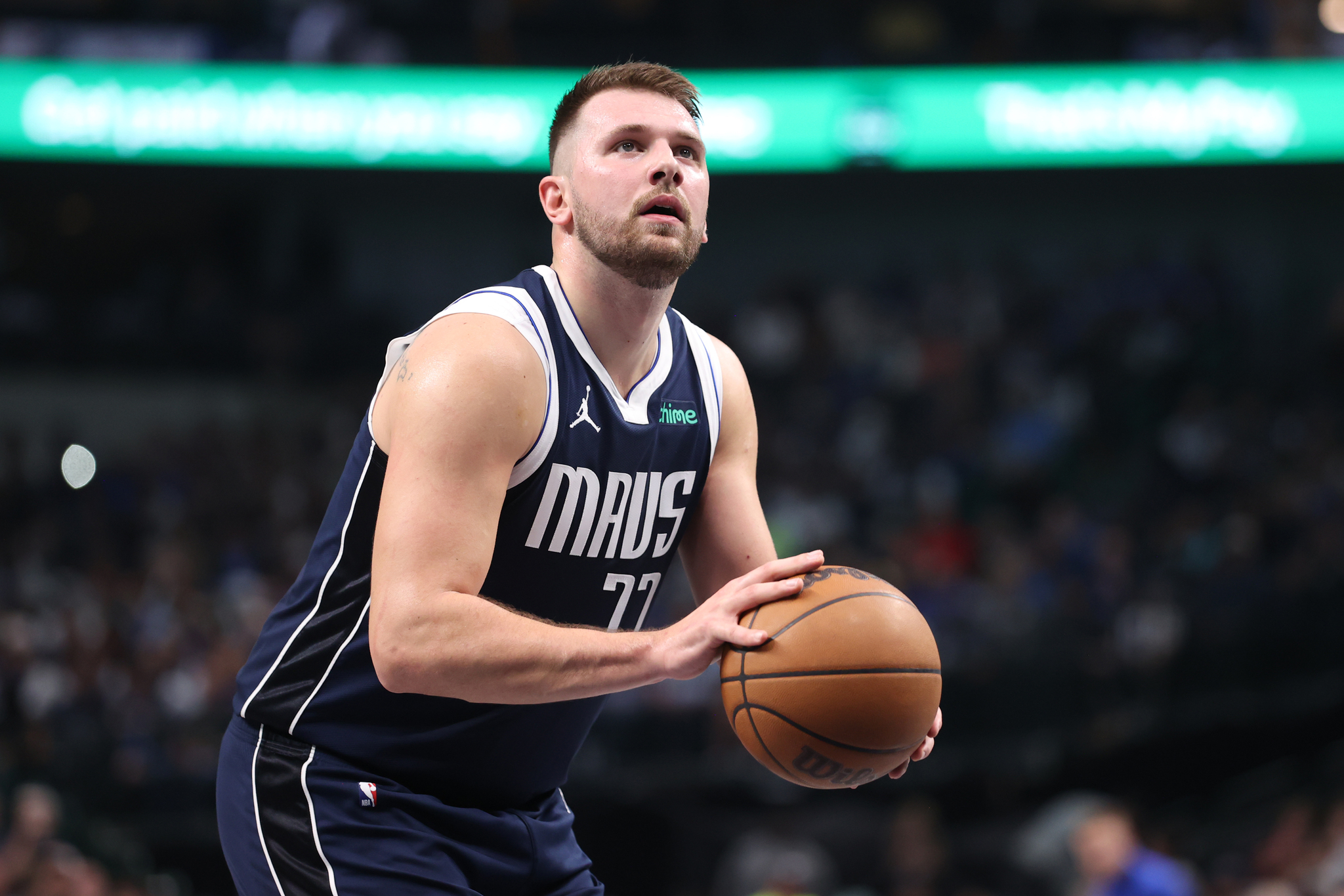 独行侠击败马刺！乐福广场取得胜利