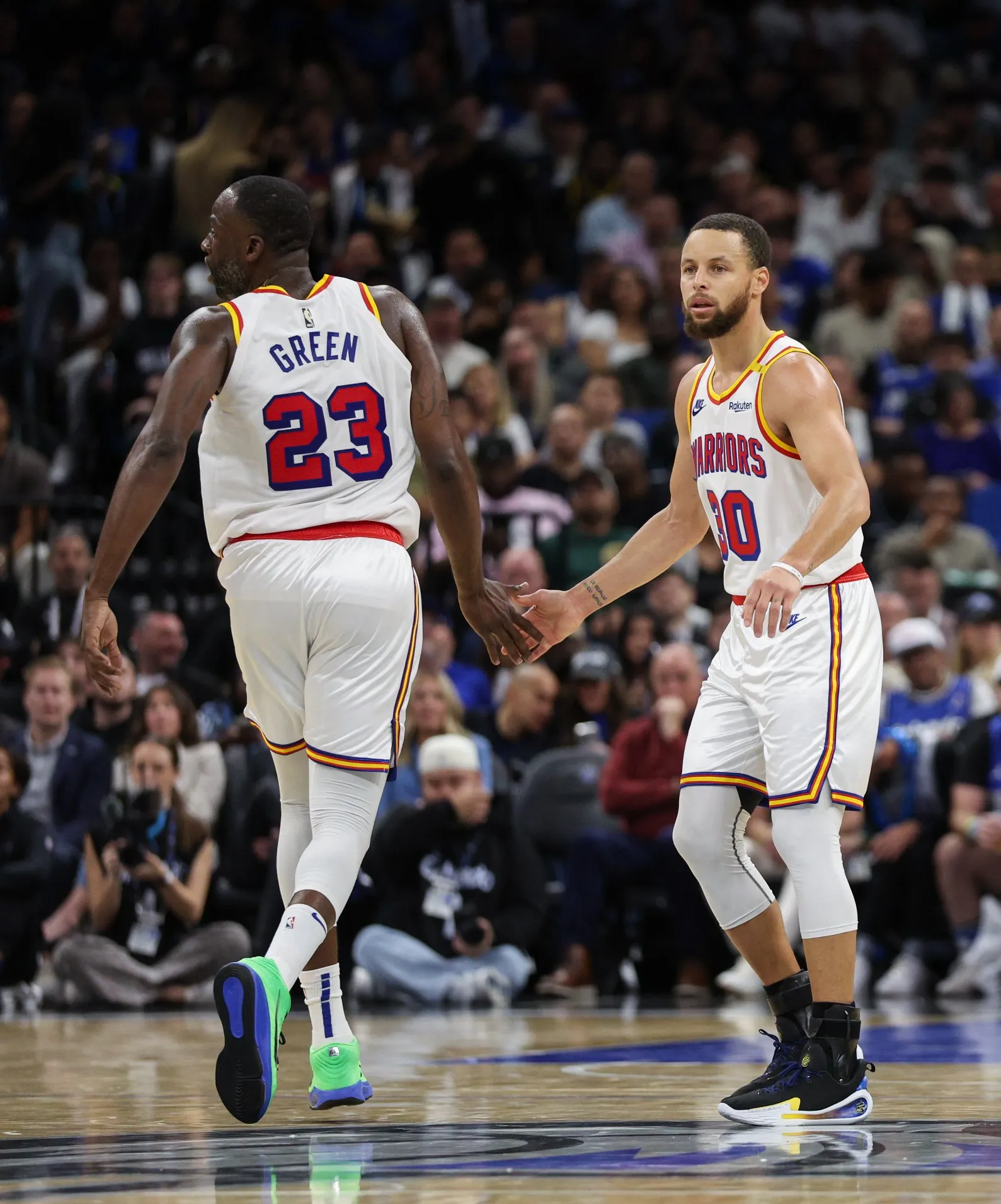 包含魔术鏖战勇士，库里带队取胜的词条