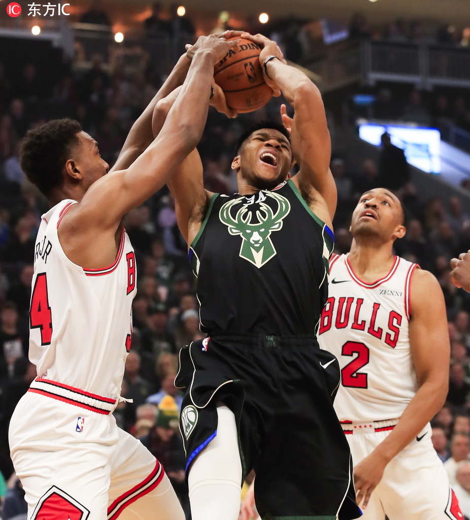 开云官网-雄鹿险胜青岛队，拉文关键制胜